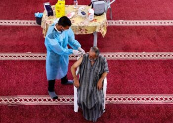 PENDUDUK Palestin menerima suntikan vaksin Covid-19 di sebuah pusat vaksinasi sementara di masjid bandar Khan Yunis, selatan Semenanjung Gaza. - AFP