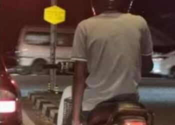 TANGKAP layar daripada video seorang lelaki yang memakai gelang merah jambu menunggang motosikal di Padang Serai, Kulim, semalam. - MEDIA SOSIAL