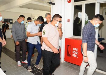 ENAM anggota penguat kuasa yang menghadapi tuduhan membantu ahli jenayah terancang Geng Otong di Mahkamah Sesyen Kota Tinggi, Johor semalam. - UTUSAN/RAJA JAAFAR ALI