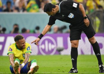 NEYMAR mengalami kecederaan semasa membantu Brazil menewaskan Serbia 2-0 dalam aksi pembukaan Piala Dunia 2022.