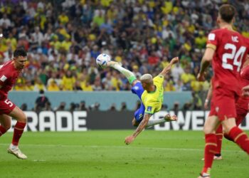 RICHARLISON menjaringkan gol menerusi aksi akrobatik ketika menentang Serbia di Stadium Lusail sebentar tadi.