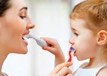 IBU bapa memainkan peranan penting untuk mewujudkan amalan kesihatan gigi yang baik di awal usia kehidupan anak-anak.
