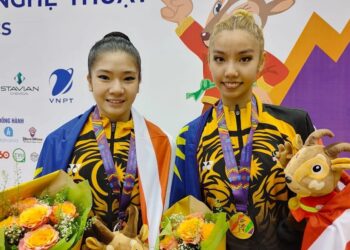 KOI  Sie Yan (kanan) dan Ng Joe Ee menghadiahkan pingat emas serta perak dalam acara gimrama all-around Sukan SEA 2021 di di Kompleks Sukan Quan Ngua, Hanoi hari ini. - UTUSAN/SHIDDIEQIIN ZON