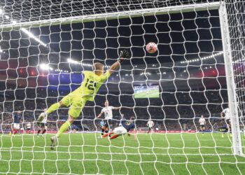 OLIVIER Giroud (tengah) menewaskan penjaga gol Austria ketika membantu Perancis menang 2-0 dalam saingan Liga Negara-Negara di Stade de France, Paris semalam. – AFP