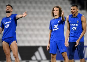 KYLIAN Mbappe (kanan), Olivier Giroud (kiri) dan Matteo Guendouzi dalam sesi latihan akhir skuad Perancis di Stadium Jassim-bin-Hamad, Doha semalam dalam persiapan menentang Australia esok. - AFP