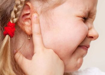 PERKEMBANGAN  bahasa-pertuturan terhad, berpunca daripada sel-sel saraf pendengaran di bahagian otak tidak dapat berhubung dengan baik.