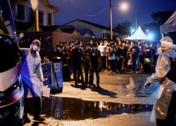 PETUGAS KKM membawa keluar seramai 300 pekerja Top Glove dari asrama mereka di Meru, Klang  menaiki bas ke Hospital Sungai Buloh dan Hospital Kuala Lumpur, semalam. – UTUSAN/ZULFADHLI ZAKI