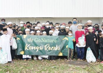 Ketua Pegawai Eksekutif Go Nature Sdn. Bhd, Syed Gaddafi Syed Saifuddin (topi hitam, empat dari kiri), bersama Pengarah, Dato' Rahmat Hassan dan Mohammad Aizaruddin Addenan bergambar kenangan dengan anak-anak asnaf Maahad Tahfiz Al Habbah selepas selesai membeli-belah menjelang Aidilfitri bersama syarikat Go Nature di Lotus Ampang, Selangor, semalam.