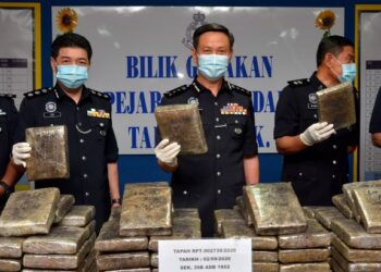 GOH Boon Keng (tengah) menunjukkan rampasan dadah jenis Methampethamine seberat 214 kg dalam sidang media di IPD Tapah hari ini. - FOTO/ZULFACHRI ZULKIFLI