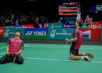 Goh Sze Fei (kanan) Nur Izzuddin Rumsani meraikan kejayaan menumpaskan pasangan China, Liu Yu Chen-Ou Xuan Yi pada suku akhir Terbuka Malaysia 2022 di Axiata Arena Bukit Jalil hari ini. - UTUSAN/FARIZ RUSADIO