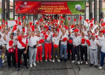 SUHAIMI Yacob (tengah) merakam kenangan bersama peserta sebelum memulakan Kejohanan Golf Amal BSMM di Kelab Golf Tasik Puteri, Rawang, Selangor, baru-baru ini.