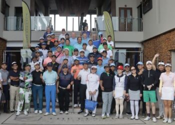 PARA peserta tempatan dan luar negara bergambar sebelum Kejohanan Golf Tourism Johor 2022 bermula di The Els Club Desaru Coast, Johor, baru-baru ini.