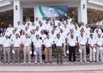 JALALUDDIN Alias (hadapan, sembilan dari kiri) dan Mohd. Salem Khailany (hadapan, lapan dari kiri) bersama peserta kejohanan golf UDA di Kelab Golf Kota Seriemas, Nilai, Negeri Sembilan.