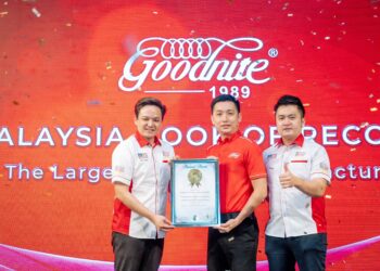 GOODNITE mencatat sejarah apabila menerima anugerah Malaysia Book of Records sebagai 'Pengeluar Tilam Terbesar di Malaysia'. Ketua Pegawai Eksekutif Goodnite Group, Yek Ming Teo (tengah) menerima anugerah itu.
