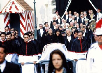 PUTERA Rainier (dua dari kanan), Puteri Caroline (tengah) dan ahli keluarga lain menghadiri majlis pengebumian Grace Kelly di katedral Monaco. – AFP