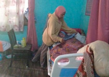 SITI Rokhiyah Mohd. Noor menjaga ibunya, Che Normah Ahmad yang terlantar akibat strok di Kampung Tempoyak, Merbok.