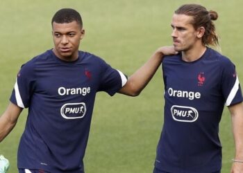 KYLIAN Mbappe (kiri) akan memakai lilitan ketua pasukan Perancis, keputusan yang mengecewakan Griezmann.