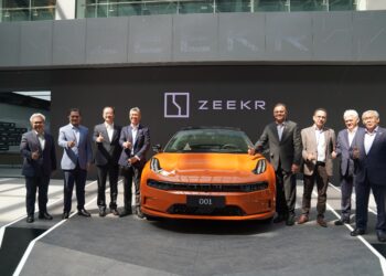 TENGKU Zafrul Tengku Abdul Aziz dan kepimpinan Proton melawat kilang pintar Zeekr di Ningbo, China, baru-baru ini.
