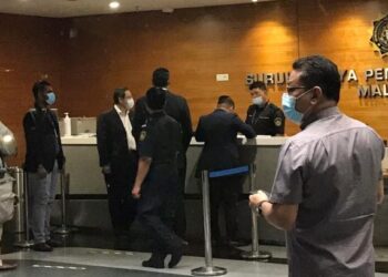 LIM Guan Eng tiba di Ibu Pejabat Suruhanjaya Pencegahan Rasuah Malaysia (SPRM) di Putrajaya malam ini.