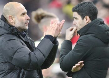 TAKTIKAL siapa lebih hebat, Pep Guardiola (kiri)  atau Mikel Arteta.-AFP