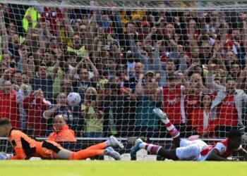 PENJAGA gol Leeds United, Illan Meslier (kiri) melakukan kesilapan yang membawa kepada jaringan Eddie Nketiah untuk gol pembukaan Leeds United dalam aksi Liga Perdana Inggeris di Stadium Emirates, London semalam. - AFP