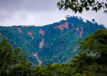 Gambar Gunung Inas selepas kejadian kepala air yang melanda Kampung Iboi di Banting, Kedah. - UTUSAN/ SHAHIR NOORDIN