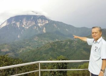 Prof Dr Felix Tongkul ketika membuat tinjauan kesan gempa bumi di Gunung Kinabalu
