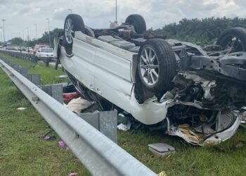 KEADAAN Toyota Estima yang dinaiki pasangan guru bersama tiga anaknya setelah terlibat dalam kemalangan di Kilometer 274, berhampiran susur keluar Plaza Tol Cheneh, LPT2, Kemaman petang tadi. - UTUSAN/NIK NUR IZZATUL HAZWANI NIK ADNAN