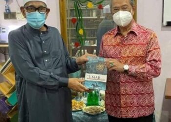 MUHYIDDIN Yassin  bergambar bersama Abdul Hadi Awang dalam kunjungan ziarah di Rusila, Marang, semalam.