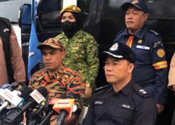 HAFISHAM Mohd. Noor (duduk, kiri) pada sidang media SAR di Jalan Batang Kali-Genting Highlands di Hulu Selangor, petang tadi.