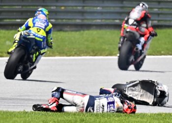 PELUMBA Moto2 Malaysia, Hafizh Syahrin Abdullah terbaring selepas terbabit dalam kemalangan pada Grand Prix Austria di Litar Red Bull Ring, Spielberg hari ini. - AFP