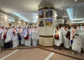 JEMAAH haji berkumpul di lobi hotel bagi mendengar taklimat pembimbing ibadah sebelum menunaikan umrah wajib di Mekah semalam.