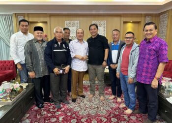 HAJIJI Noor (lima kanan) bersama tujuh ADUN BN Sabah semasa pertemuan di kediaman rasmi Ketua Menteri Sabah di Kota Kinabalu, malam tadi.