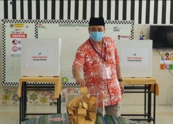 HAJIJI Noor mengundi di SK Serusup, Tuaran, Sabah hari ini.