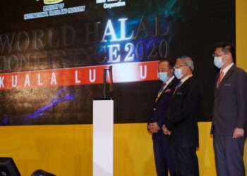 MUSTAPA Mohamed melancarkan Persidangan Halal Sedunia 2020 anjuran Perbadanan Pembangunan Industri Halal (HDC) di Pusat Dagangan dan Pameran Antarabangsa Malaysia (MITEC), Kuala Lumpur, semalam. Turut hadir, Timbalan Menteri Perdagangan Antarabangsa dan Industri, Datuk Lim Ban Hong (kanan) dan Pengerusi HDC, Datuk Mahmud Abbas. - UTUSAN/FAUZI BAHARUDIN