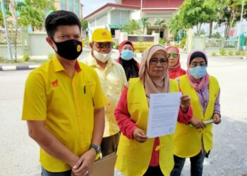 HAMIDAH Osman (tengah) menunjukkan laporan yang dibuat di SPRM Perak berkaitan penjualan ladang milik PPPNP di Ipoh, hari ini. - UTUSAN/ASLIZA MUSA
