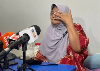 HAMIDAH Halil sebak ketika ditemui pemberita di kediamannya di Taman Kota Laksamana, Melaka. - FOTO/MUHAMMAD SHAHIZAM TAZALI