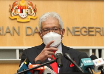 HAMZAH Zainudin bercakap dalam sidang akhbar penguatkuasaan dan pematuhan SOP Covid-19 di Kementerian Dalam Negeri, Putrajaya. - UTUSAN/FAISOL MUSTAFA