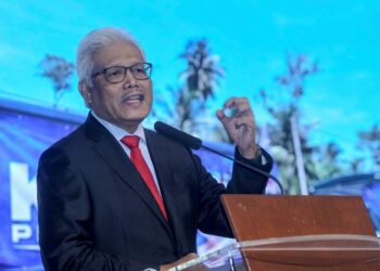 HAMZAH Zainudin berucap pada Majlis Perhimpunan Bulanan Kementerian Dalam Negeri dan Amanat Tahun Baharu 2022 di Kementerian Dalam Negeri, Putrajaya. - UTUSAN/ FAISOL MUSTAFA