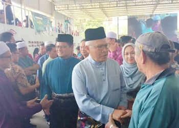 HAMZAH Zainuddin (tengah) bersalam dengan pengunjung pada Majlis Sambutan Hari Raya Aidilfitri Parlimen Larut di Arena Astaka, Batu Kurau di Larut hari ini. - UTUSAN/WAT KAMAL ABAS