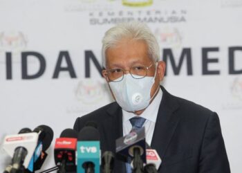 HAMZAH Zainuddin bercakap pada sidang akhbar selepas mempengerusikan Mesyuarat Jawatankuasa Bersama Antara Menteri Dalam Negeri dan Menteri Sumber Manusia Mengenai Pengurusan Pekerja Asing Kali Ke-6 Bilangan 2 Tahun 2021 di Kompleks D, Putrajaya, hari ini. - FOTO/FAISOL MUSTAFA