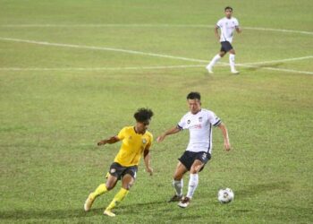 PERTAHANAN Terengganu FC II, Masaki Watanabe (kanan) diasak pemain Projek FAM-MSN dalam aksi Liga Perdana di Stadium UiTM Shah Alam malam ini.