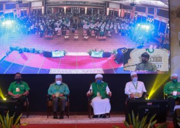 ABDUL Hadi Awang (tengah) dalam Majlis Sambutan Ulang Tahun Pas Ke-70 di Dewan Konvensyen, Taman Tamadun Islam (TTI) di Kuala Terengganu hari ini. - PUQTRA HAIRRY ROSLI