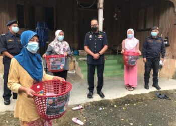 HANIF Yusabra (tengah) bersama para penerima bakul makanan Program Insaniah JPJ Kelantan di Kampung Chicha Menyabong, Kota Bharu hari ini.  - FOTO/ROSLIZA MOHAMED