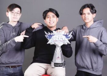 JURULATIH Team Haq, Khairul Azman Muhammad Syarif  (tengah) bersama pemain, Mohamad Nilzahan Neilham dan Poh Chun Wai ketika melawat pejabat Media Mulia di Petaling Jaya, semalam.  
– utusan/MOHD FARIZWAN HASBULLAH