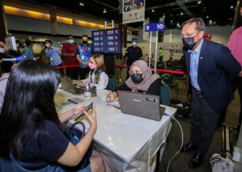 HASNI Mohammad (kanan) meninjau keadaan semasa Program Vaksinasi di bawah Johor ImmuPlan di PPV Persada, Johor Bahru, Johor.