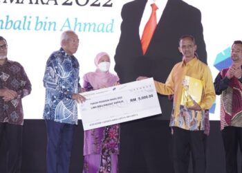 MAHDZIR Khalid menyampaikan Anugerah Tokoh Pendidik Mara kepada Hambali Ahmad, 64, pada Majlis Sambutan Hari Pendidik Mara 2022 di Kuala Lumpur. Turut kelihatan Pengerusi Mara, Datuk Seri Panglima Azizah Mohd. Dun (dua dari kiri). - FOTO/MOHD. FARIZWAN HASBULLAH