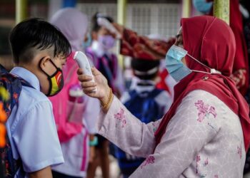 Memenuhi keperluan pelajar, keluarga dan rakan sambil menjadi guru dalam suasana pandemik memerlukan usaha sungguh luar biasa. – UTUSAN/FARIZ RUSADIO