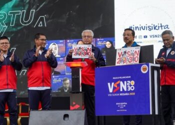 ISMAIL Sabri Yaakob (tengah) menunjukkan plak Visi Sukan Negara 2030 ketika merasmikan visi tersebut sambil disaksikan Ahmad Faizal Azumu sempena Majlis Perasmian Hari Sukan Negara 2022 di Dataran Istana Kehakiman, Putrajaya. - UTUSAN/MUHAMAD IQBAL ROSLI