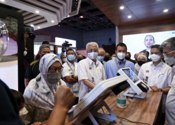 PERDANA Menteri dilihat menggunakan pendekatan pragmatik di mana beliau lebih gemar berjumpa sendiri dengan pemegang taruh bagi memahami sendiri isu-isu ekonomi dan kewangan yang membelenggu. – UTUSAN/MUHAMAD IQBAL ROSLI